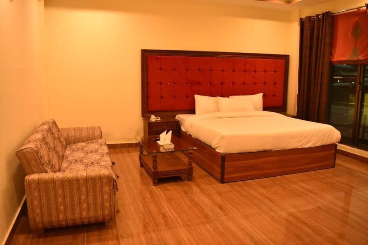 Deluxe Double Room | Iron/ironing board, free WiFi, bed sheets