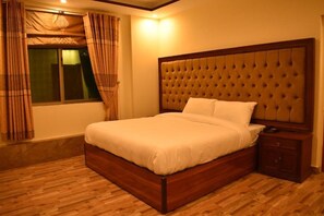 デラックス ダブルルーム | アイロン / アイロン台、WiFi (無料)、ベッドシーツ