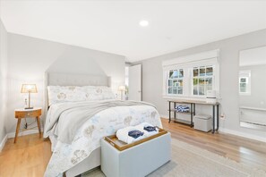 3 bedrooms, desk, iron/ironing board, free WiFi