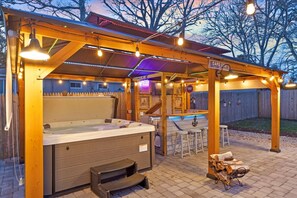 Outdoor spa tub