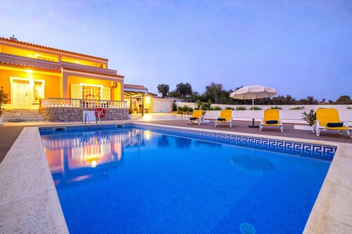 Villa with BBQ, comfort and pool in Galé