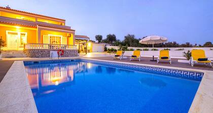 Villa with BBQ, comfort and pool in Galé