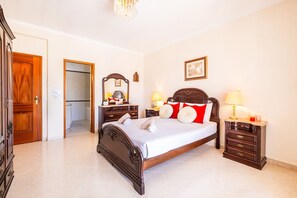 4 slaapkamers, een strijkplank/strijkijzer, gratis wifi, beddengoed