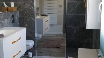 Douche, serviettes fournies, savon, papier toilette