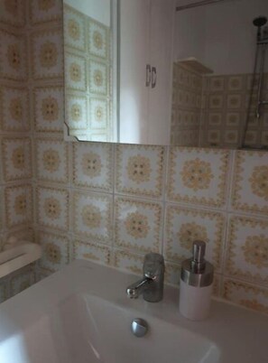 Shower, hair dryer, towels, soap - Private terrace, parking and garden between sea and mountains<br> (Le Boulou)