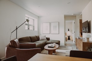 Svit Premium - 2 sovrum | Vardagsrum | 55-tums smart-tv med digitalkanaler, tv och Netflix