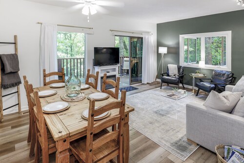 Spacious townhome within steps of Apple Valley Golf Course--Indoor pool!