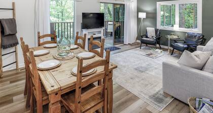 Spacious townhome within steps of Apple Valley Golf Course--Indoor pool!