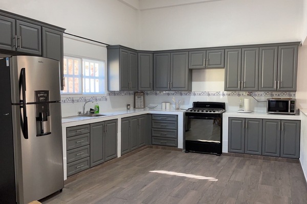 Geladeira, micro-ondas, fogão, cooktop