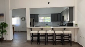 Kylskåp, mikrovågsugn, ugn och spishäll