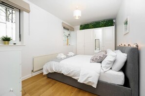 1 Schlafzimmer, Schreibtisch, Bügeleisen/Bügelbrett, Reisekinderbett