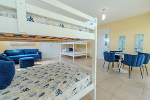 5 Schlafzimmer, Schreibtisch, Bügeleisen/Bügelbrett, Reisekinderbett