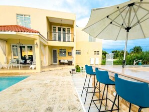 Outdoor dining - Tropical Retreat Stay-Spacious 5BR Oasis with Pool, Solar Backup, for 20 Guests! (caimital alto)