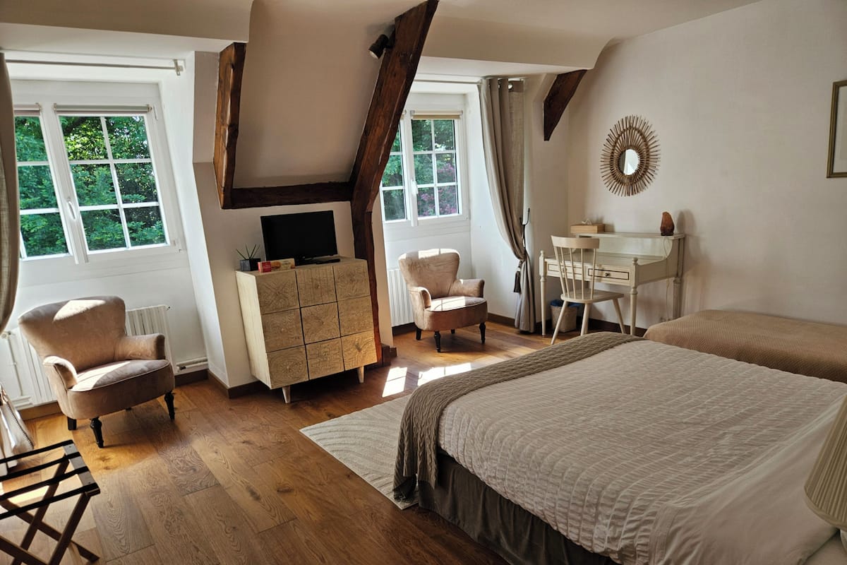 Philippe's Room | Premium bedding, individually decorated, individually furnished, desk
