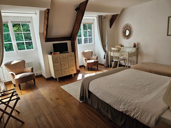 Philippe's Room | Premium bedding, individually decorated, individually furnished, desk - Bed and Breakfast Saultchevreuil (Villedieu-les-Poêles-Rouffigny)