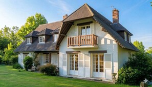 A two-story house with a balcony, shutters, and a chimney. - Bed and Breakfast Saultchevreuil (Villedieu-les-Poêles-Rouffigny)
