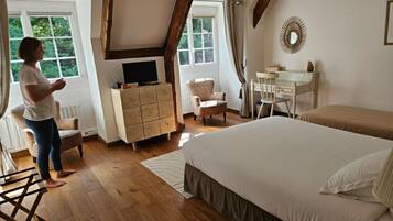 Philippe's Room | Premium bedding, individually decorated, individually furnished, desk
