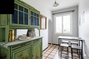 Fridge, microwave, stovetop, cookware/dishes/utensils