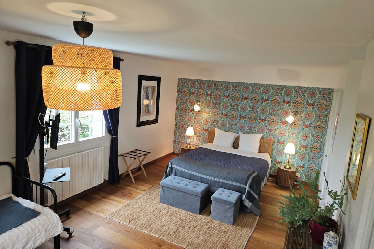 Saultchevreuil Room | Premium bedding, individually decorated, individually furnished, desk