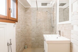 Handtücher, Seife, Toilettenpapier