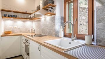 Oven, stovetop, dishwasher, electric kettle