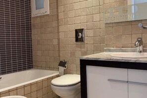 Asciugacapelli, bidet, asciugamani, sapone
