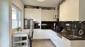 Kühlschrank, Mikrowelle, Ofen, Geschirrspüler