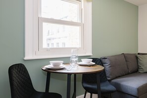 防敏寢具、手提電腦工作空間、熨斗/熨衫板、免費 Wi-Fi