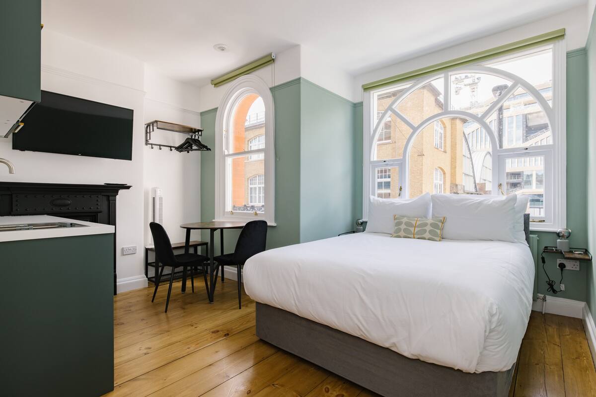 Hypo-allergenic bedding available, laptop workspace, iron/ironing board