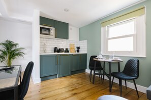 Grand studio | Hypoallergeen beddengoed, een laptopwerkplek