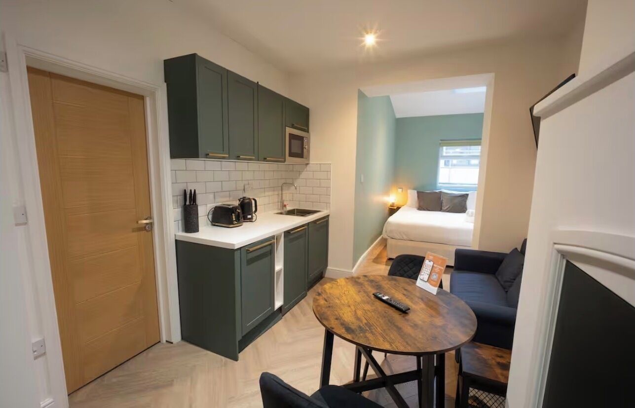 Studio | Wohnbereich | 43-Zoll-Fernseher mit Digitalempfang, Netflix, Streaming-Dienste