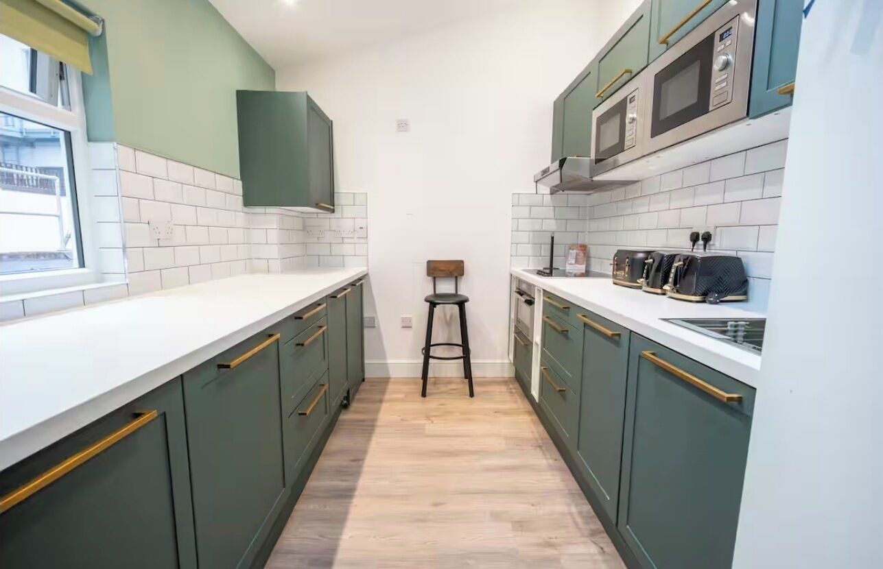 Mini-Kühlschrank, Mikrowelle, Geschirrspüler, Wasserkocher