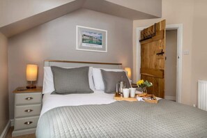 2 bedrooms, iron/ironing board, travel crib, free WiFi - Stylish & Charming Cottage - Central Aberdovey (Gwynedd)