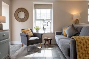 Smart TV, books - Stylish & Charming Cottage - Central Aberdovey (Gwynedd)