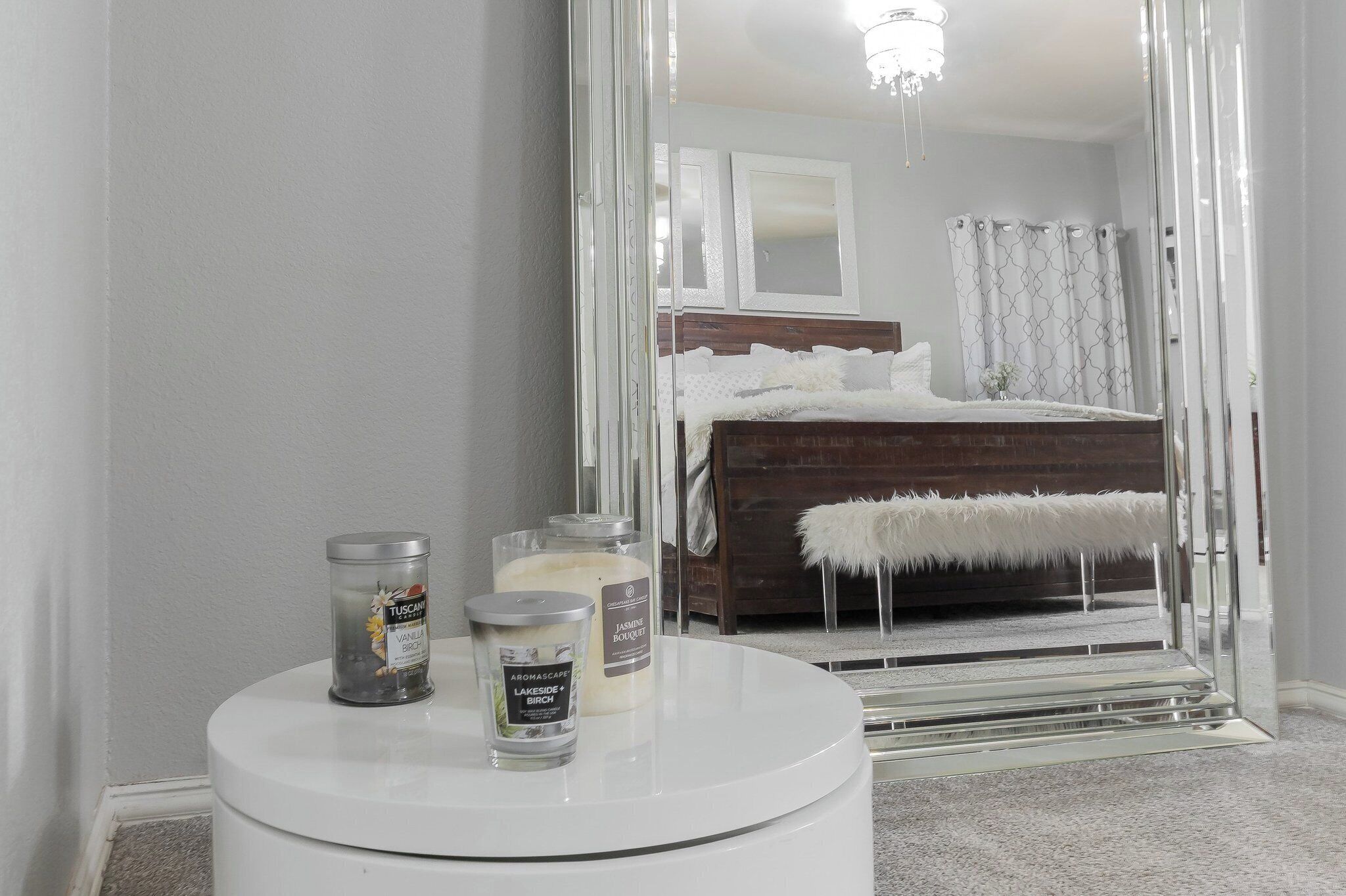 5 quartos, cofres nos quartos, escrivaninha