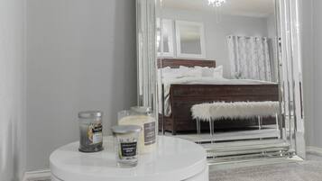 5 quartos, cofres nos quartos, escrivaninha