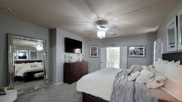 5 Schlafzimmer, Zimmersafe, Schreibtisch, Bügeleisen/Bügelbrett