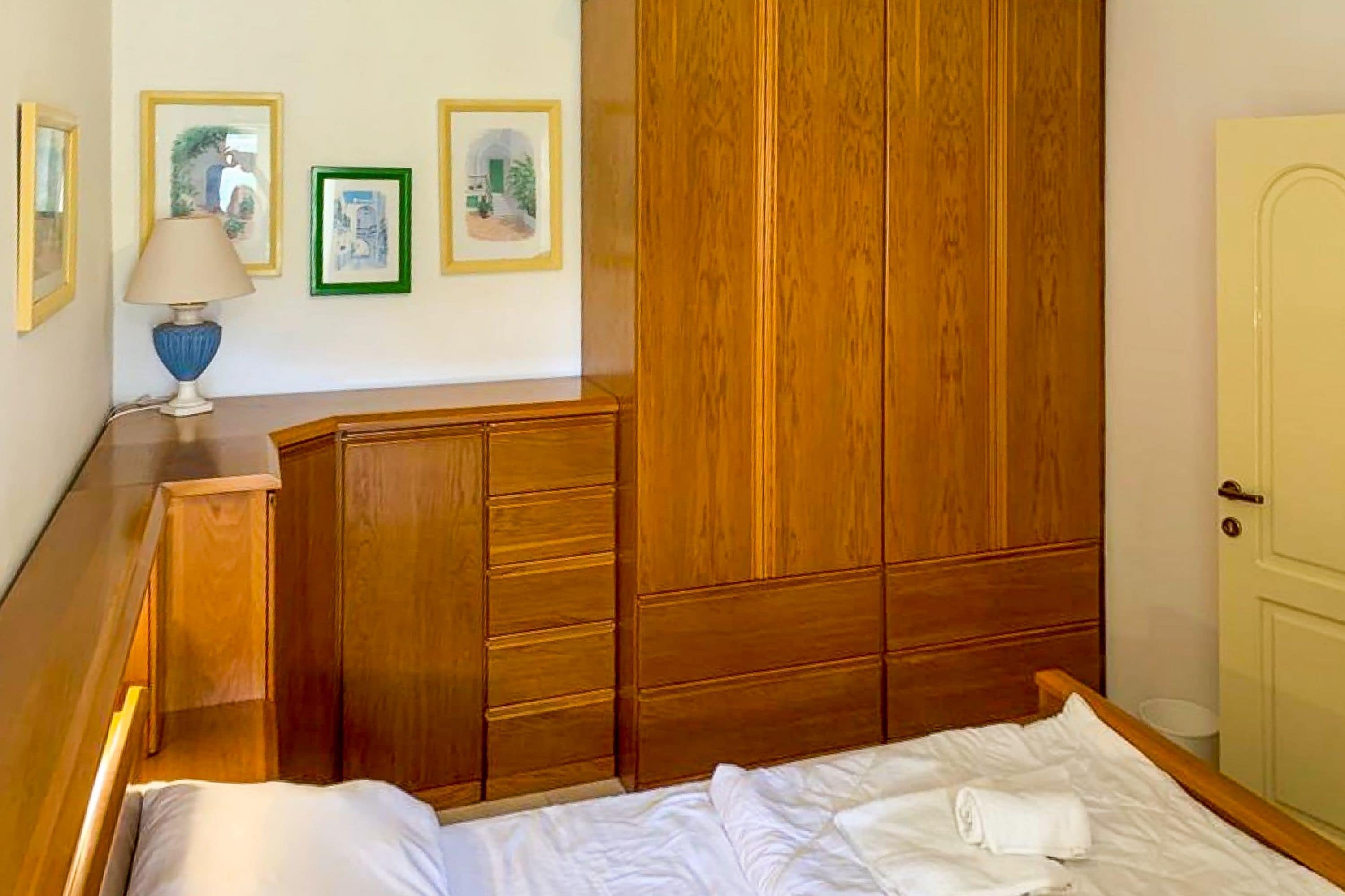 Apartamento família, vários quartos (Seafront apartment in Gozo,) | 2 quartos, ferros/tábuas de passar roupa, Wi-Fi de cortesia