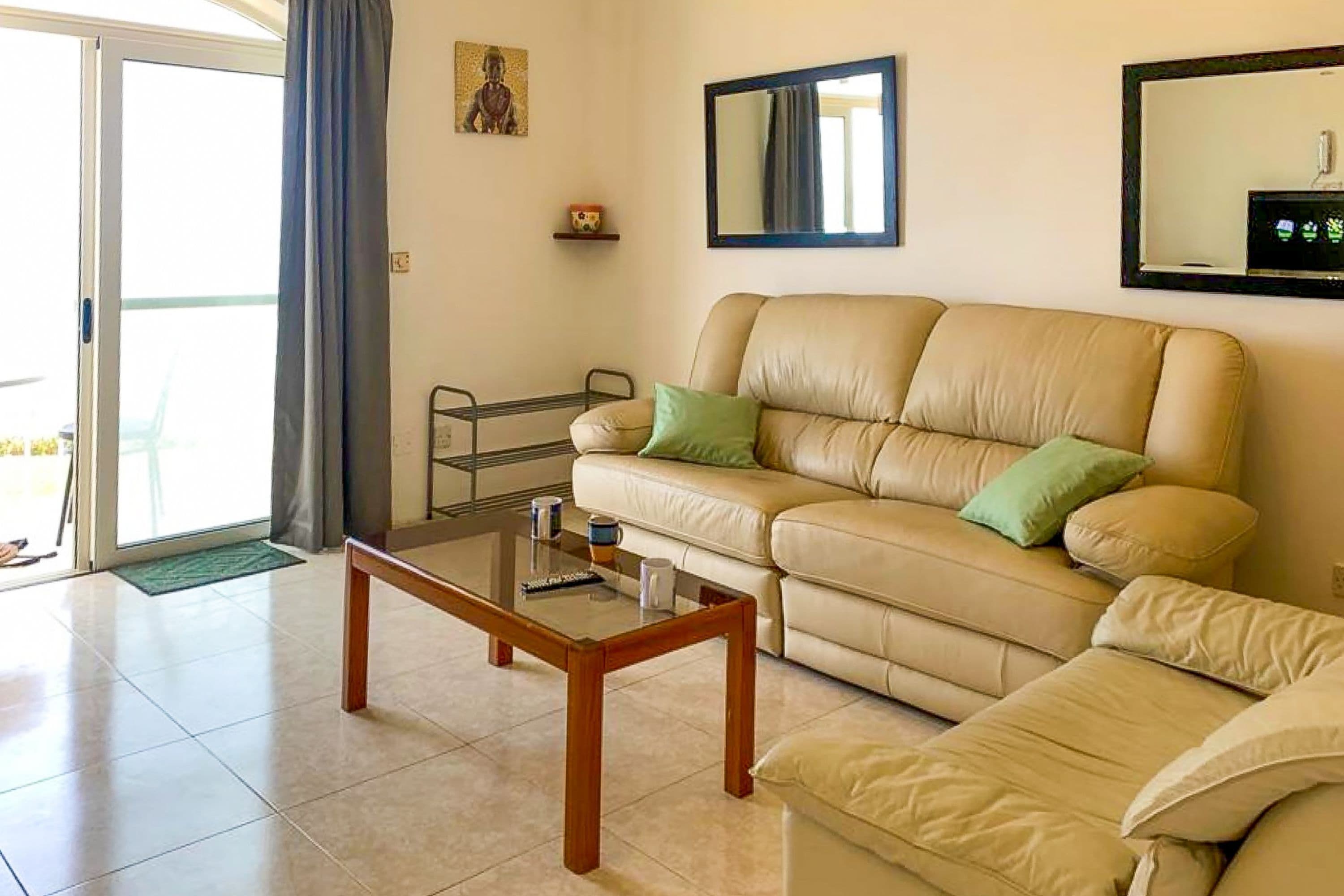 Familjelägenhet - flera sovrum (Seafront apartment in Gozo,) | Vardagsrum | 21-tums tv med kabelkanaler
