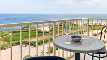 Apartemen Keluarga, beberapa kamar (Seafront apartment in Gozo,) | Tempat makan outdoor