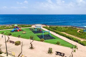 Apartament familiar, diversos dormitoris (Seafront apartment in Gozo,) | Zona de jocs infantil: a l'aire lliure