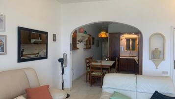 Family Apartment, Multiple Bedrooms (Seafront apartment in Gozo,) | Ruang tamu | 21 inci televisyen dengan kabel