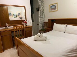 Familjelägenhet - flera sovrum (Seafront apartment in Gozo,) | 2 sovrum, strykjärn/strykbräda, gratis wi-fi och sängkläder