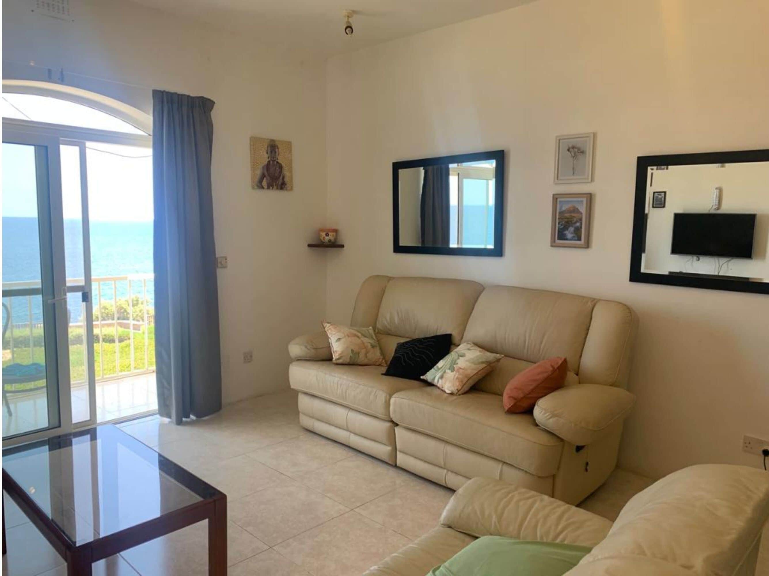อพาร์ทเมนท์สำหรับครอบครัว, หลายห้องนอน (Seafront apartment in Gozo,) | ห้องนั่งเล่น | ทีวี 21 นิ้ว พร้อมช่องเคเบิล