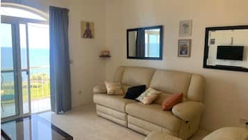Căn hộ dành cho gia đình, nhiều phòng ngủ (Seafront apartment in Gozo,) | Phòng khách | TV 21-inch có truyền hình cáp
