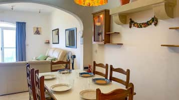 Family Apartment, Multiple Bedrooms (Seafront apartment in Gozo,) | Dining room