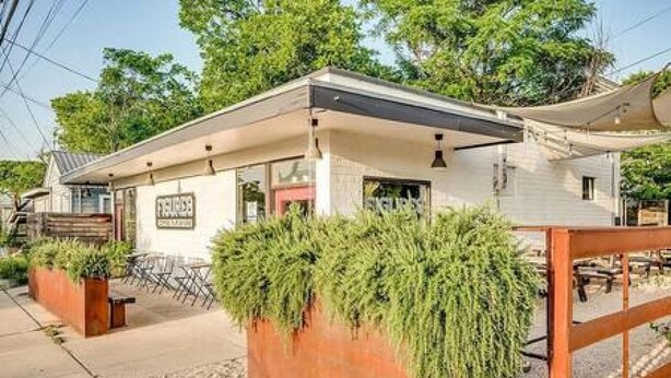 A small, single-story building with a flat roof and a covered patio area. - East Downtown 3BR Condo Free Parking Sleeps 7 (Austin)