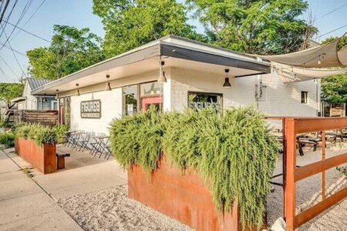 East Downtown 3BR Condo Free Parking Sleeps 7