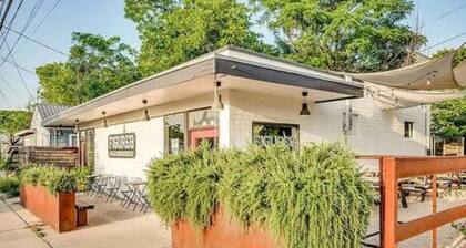 East Downtown 3BR Condo Free Parking Sleeps 7