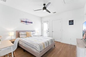 3 bedrooms - East Downtown 3BR Condo Free Parking Sleeps 7 (Austin)
